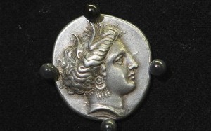 5.8.2014_Πέντε αρχαία νομίσματα επιστράφηκαν στην Ελλάδα