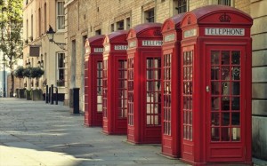 3.10.2014_Οι κόκκινοι τηλεφωνικοί θάλαμοι του Λονδίνου γίνονται ενεργειακά «πράσινοι»