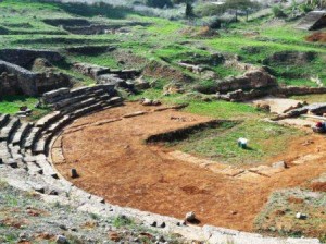 8.11.2014_Προχωρούν οι ανασκαφικές εργασίες στο αρχαίο θέατρο Καβιρείου στη Θήβα