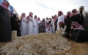 23.1.2015_Σ. Αραβία  Άμεσος και λιτός ο ενταφιασμός του πάμπλουτου βασιλιά Αμπντάλα