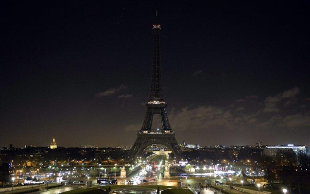 9.1.2015_Έσβησε ο Πύργος του Άιφελ - Σκοτείνιασε το Παρίσι