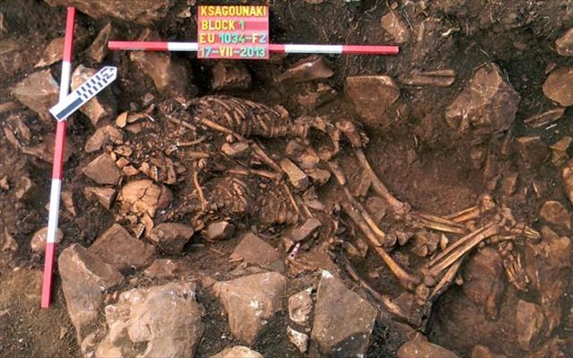 12.2.2015_Σπανιότατη ταφή μεταξύ των ευρημάτων της ανασκαφής στο Διρό