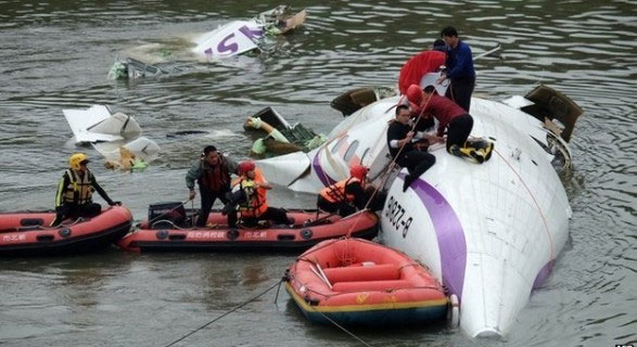 4.1.2015_Κατέπεσε αεροπλάνο σε ποτάμι στην Ταϊβάν