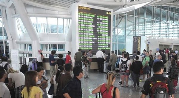 10.7.2015_Ινδονησία - Κλειστά πέντε αεροδρόμια λόγω έκρηξης ηφαιστείου