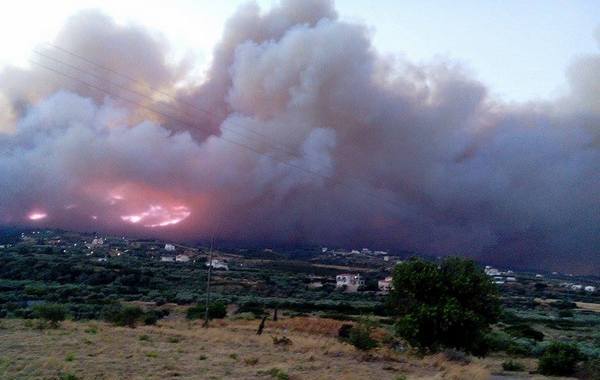 17.7.2015_Σε εξέλιξη η πυρκαγιά στη Νεάπολη Λακωνίας
