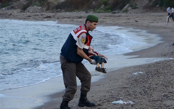 3.9.2015_Άψυχα σώματα προσφύγων και μικρών παιδιών