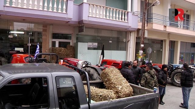 10.2.2016_Αγρότες απέκλεισαν σήμερα την Εφορία Σπάρτης