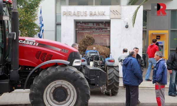 18.2.2016_Αγρότες έφραξαν την τράπεζα Πειραιώς στη Σκάλα Λακωνίας