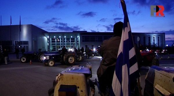 26.2.2016_Το Διοικητήριο απέκλεισαν αγρότες της Λακωνίας