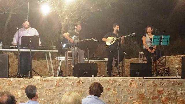 19.8.2016_Εντυπωσίασε το μουσικό αφιέρωμα για την ξενιτιά στα Φούτια