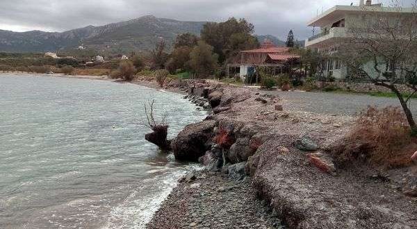 Το θέμα διάβρωσης των ακτών Πελοποννήσου θέτει ο Μάκαρης – Λύση και για τον Ξιφιά Μονεμβασίας