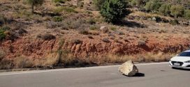 Πτώση βράχου στο δρόμο Πάκια-Ελιά (ΦΩΤΟ)