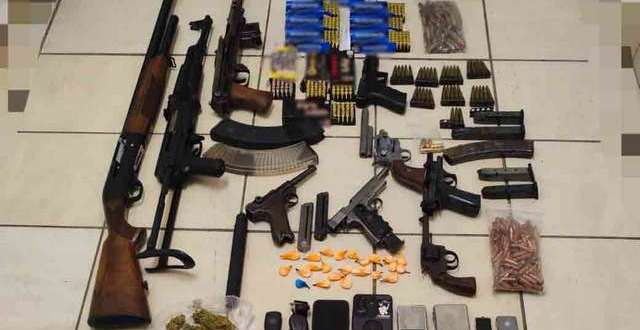 Όπλα και ναρκωτικά πίσω από άτομα που συνελήφθησαν στη Μάνη