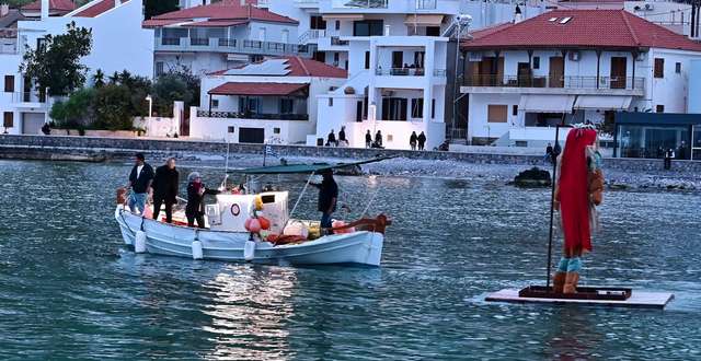 Αναβίωσε και φέτος στη Μονεμβασία το κάψιμο του Ιούδα (βίντεο)