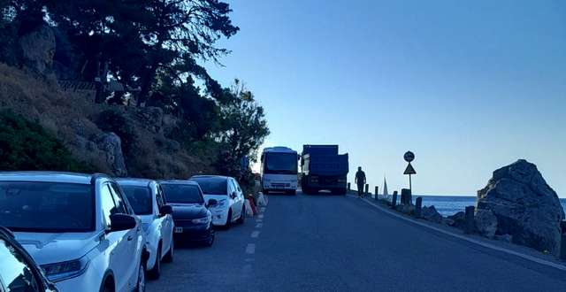 Μονεμβασία: Σοβαρό ζήτημα ασφάλειας για τους πεζούς στον δρόμο του Κάστρου